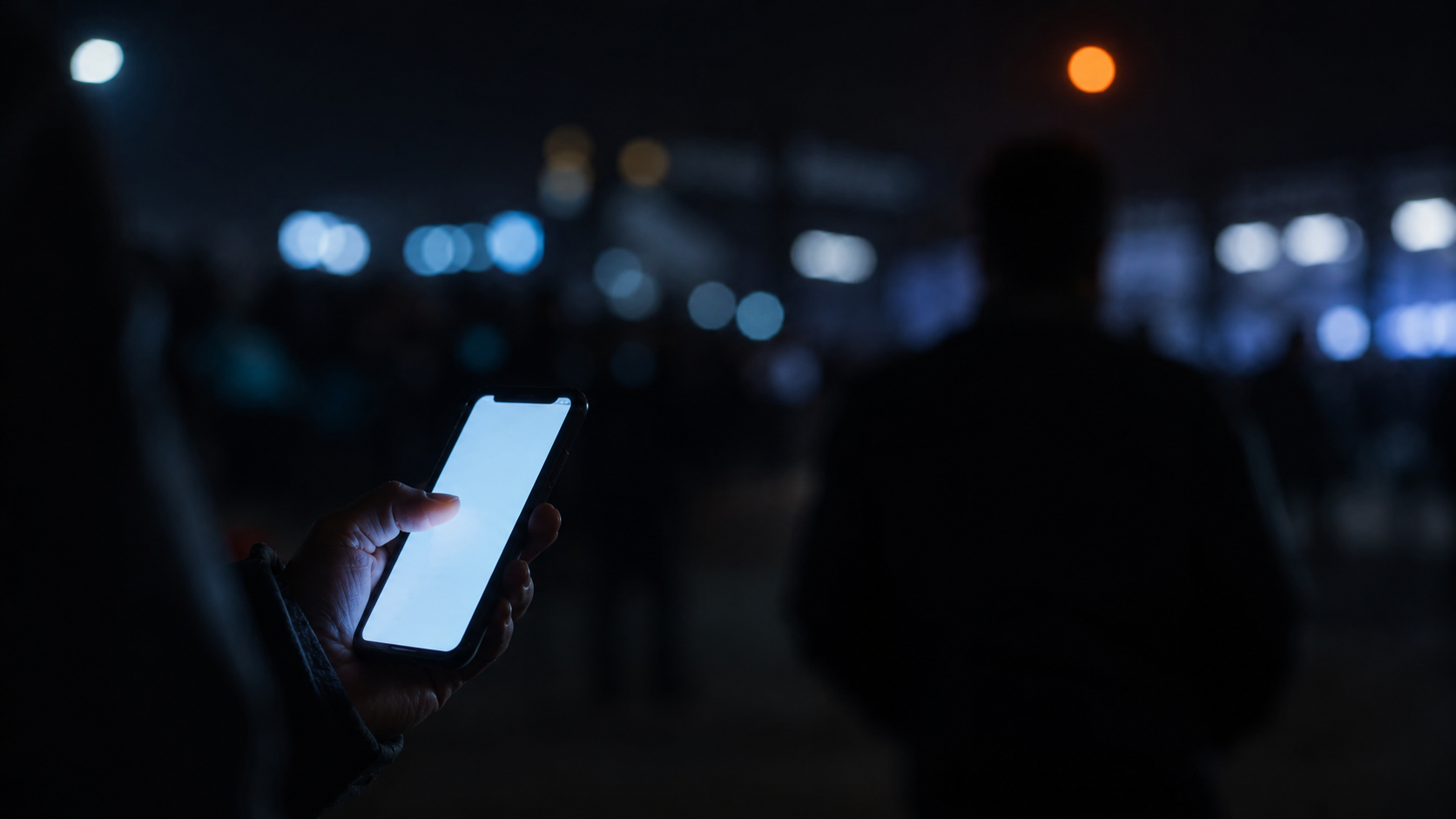 Periodista en campo con celular durante cobertura nocturna